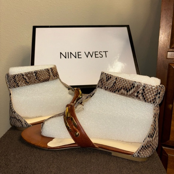 Nine West cognac brown thong sandals; gold hardware; very pretty - Picture 8 of 16